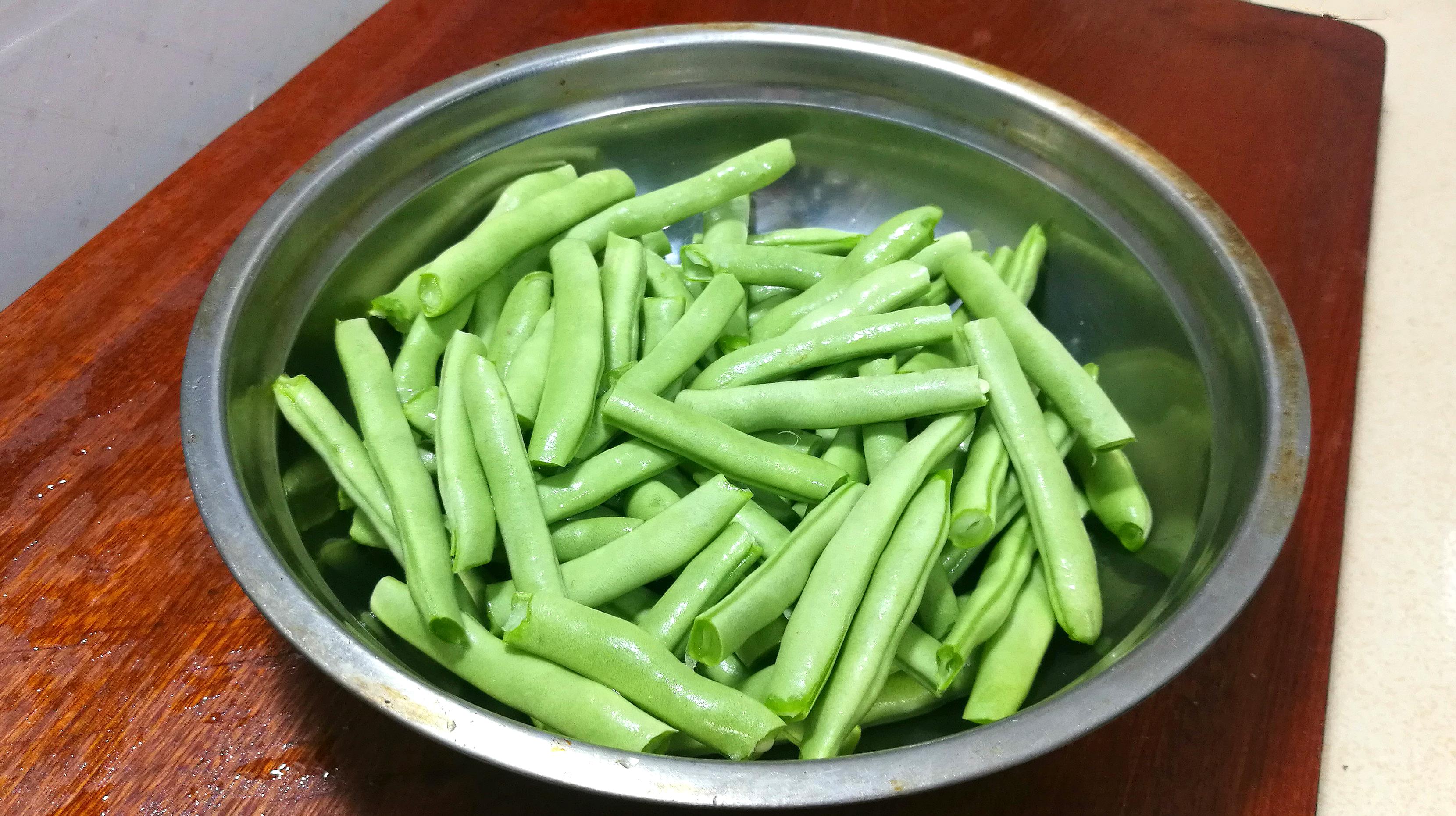 “聚餐不得用四季豆”，網友吵翻了