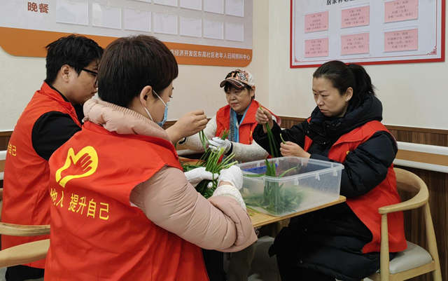 駐馬店廣播電視臺(tái)第二黨支部開展社區(qū)大食堂志愿服務(wù)活動(dòng)