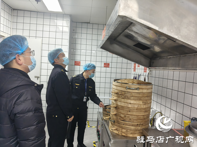 駐馬店市市場(chǎng)監(jiān)管局開(kāi)發(fā)區(qū)分局突擊檢查餐飲食品安全