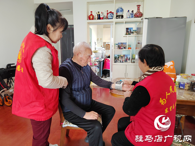 驛城區(qū)橡林社區(qū)志愿服務(wù)隊(duì)：“暖巢行動(dòng)” 讓老人“暖身”還“暖心”