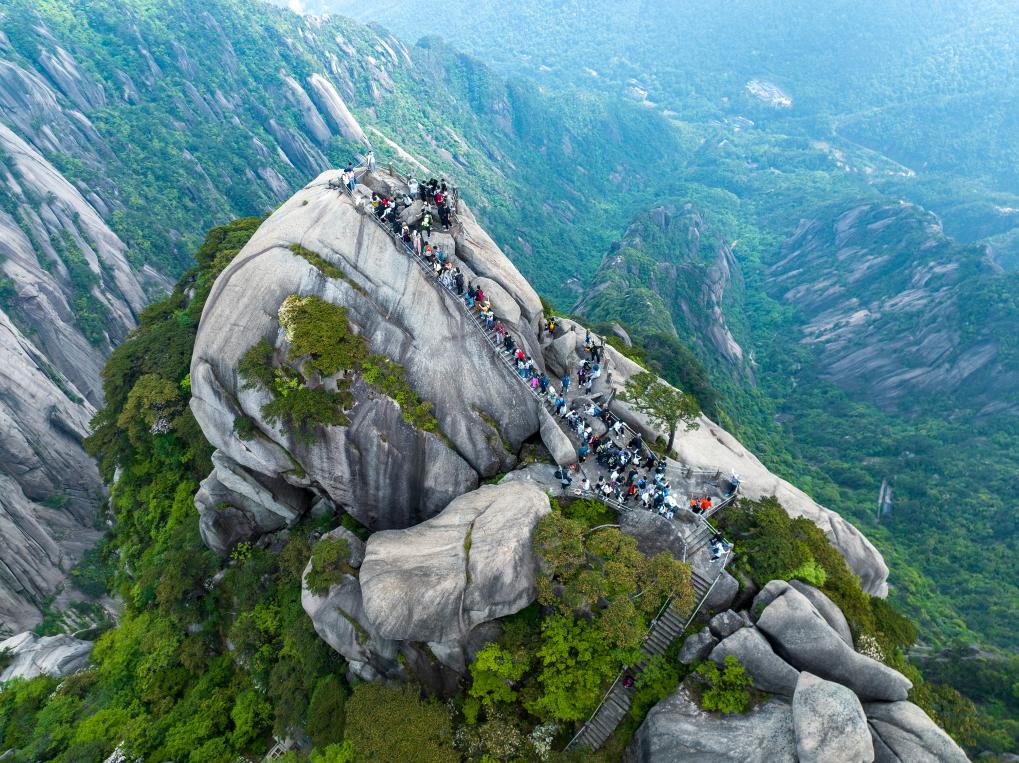 “世界雙遺產(chǎn)”黃山為主要景點輪流“放假”