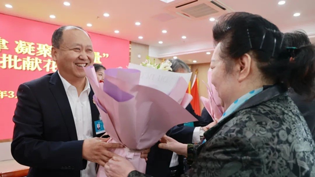駐馬店市中心醫(yī)院舉行“唱響主旋律 凝聚正能量” 第二十六批獻(xiàn)花儀式