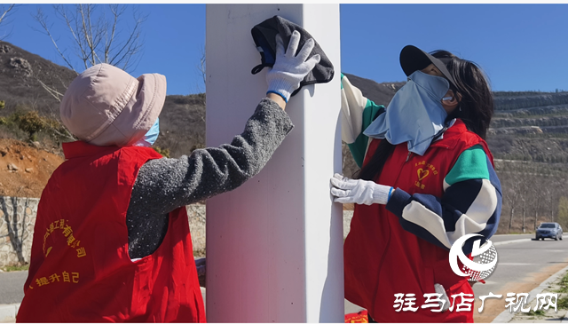 志愿紅扮靚國(guó)道風(fēng)景線——駐馬店公路人傳承雷鋒精神 助力凈美公路