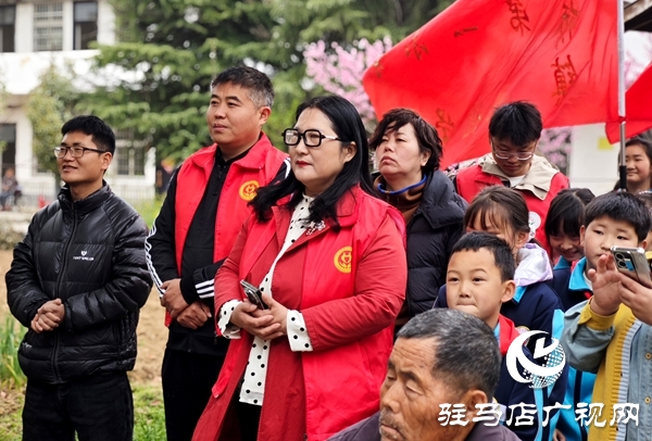  ‌平輿縣身邊好人協(xié)會(huì)聯(lián)動(dòng)政社校開展學(xué)雷鋒敬老行動(dòng)‌