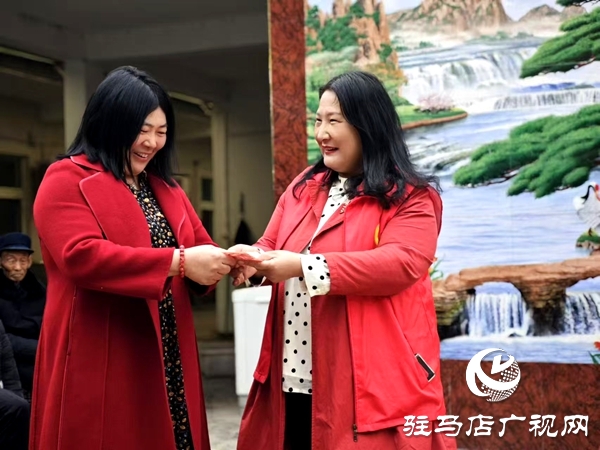  ‌平輿縣身邊好人協(xié)會(huì)聯(lián)動(dòng)政社校開展學(xué)雷鋒敬老行動(dòng)‌