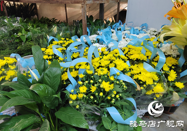 文明祭祀漸成風(fēng) 清明花市購(gòu)銷(xiāo)旺