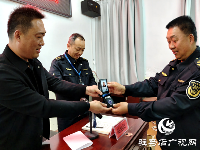 確山縣舉行官方獸醫(yī)證發(fā)放儀式