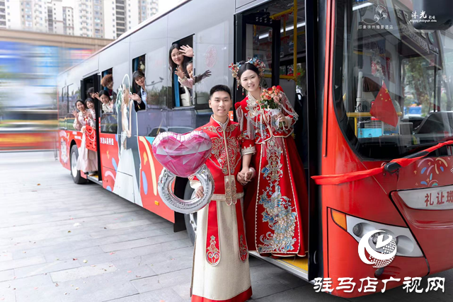 特別的婚禮：新人選擇公交車作為婚禮殿堂