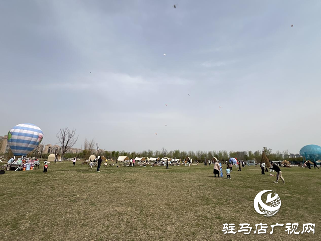 駐馬店：風(fēng)箏競(jìng)技賽歡樂(lè) 親子共享春日時(shí)光