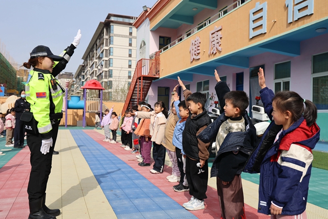 交警萌娃“童”行學安全！全國安全教育日護航幼兒成長