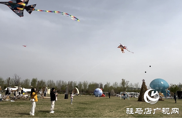駐馬店：風(fēng)箏競(jìng)技賽歡樂(lè) 親子共享春日時(shí)光