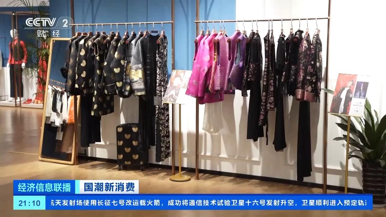 國(guó)潮風(fēng)帶火宋錦穿搭，服飾消費(fèi)熱度攀升！有商家銷(xiāo)量翻倍