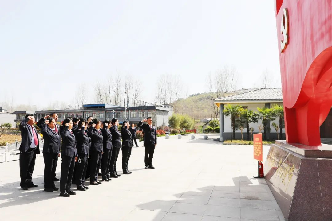 驛城區(qū)檢察院組織干警到焦竹園革命紀(jì)念舊址開展“我們的節(jié)日·清明”主題活動