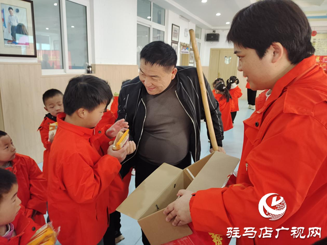 “中國(guó)好人”何文禮走進(jìn)博愛幼兒園看望特殊需要兒童