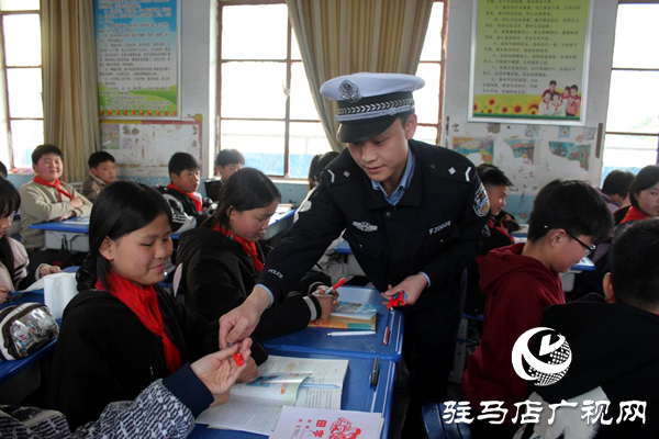 平輿縣公安局交警大隊(duì)進(jìn)校園 平安守護(hù)“警”相隨