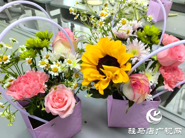 花香傳遞雷鋒精神 巧手綻放青春風(fēng)采