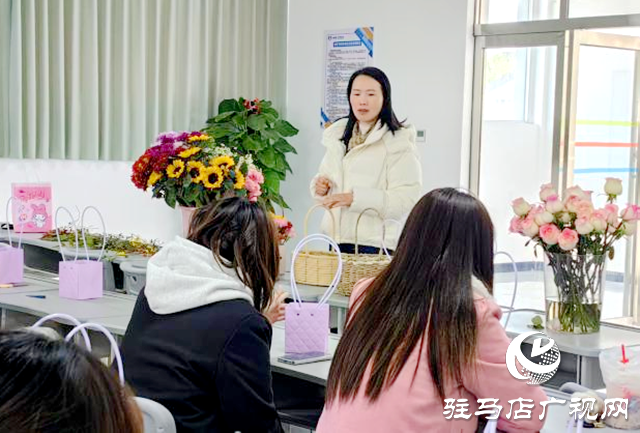 花香傳遞雷鋒精神 巧手綻放青春風(fēng)采