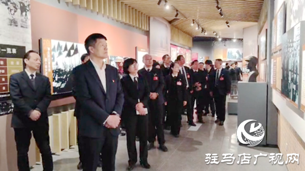 駐馬店市公交公司聯(lián)合市身邊好人協(xié)會(huì)組織開展緬懷革命先烈主題活動(dòng)