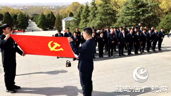 駐馬店市公交公司聯(lián)合市身邊好人協(xié)會(huì)組織開展緬懷革命先烈主題活動(dòng)