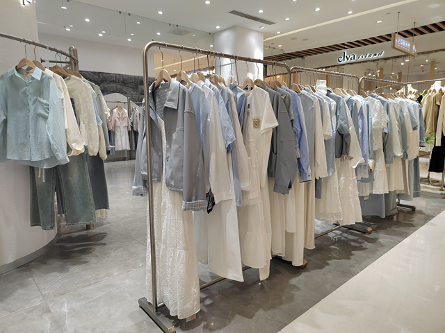 駐馬店：氣溫攀升催熱清涼經(jīng)濟(jì) 夏裝搶“鮮”上市掀消費(fèi)熱潮
