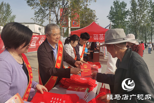民法典宣傳融入文化節(jié) 確山縣司法局精準(zhǔn)普法護(hù)民生