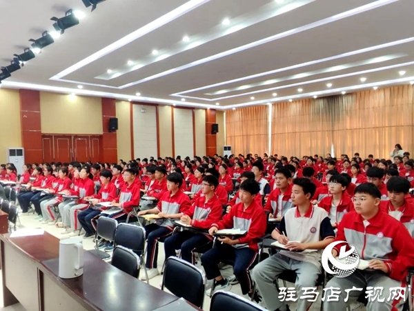 共青團(tuán)平輿縣委在平輿六中開展2025年示范性主題團(tuán)日活動(dòng)  全媒體記者 朱劍鋒 通訊員 楊媚 在第十個(gè)全民國家安全教育日來臨之際，為教育引導(dǎo)全縣廣大團(tuán)員青年深入領(lǐng)會(huì)總體國家安全觀的思想內(nèi)涵，深刻認(rèn)識(shí)總體國家安全觀的實(shí)踐偉力，在維護(hù)國家主權(quán)、安全、發(fā)展利益的火熱實(shí)踐中挺膺擔(dān)當(dāng)，為強(qiáng)國建設(shè)、民族復(fù)興貢獻(xiàn)青春力量，2025年4月14日，共青團(tuán)平輿縣委在平輿縣第六初級(jí)中學(xué)組織開展“國家安全 青春挺膺”主題團(tuán)日活動(dòng)。   以學(xué)為先 筑牢思想根基 會(huì)上，團(tuán)縣委副書記為團(tuán)員青年宣講了國家總體安全觀、國家安全的主要內(nèi)容及維護(hù)國家安全的重要意義，教育引導(dǎo)團(tuán)員青年從小事做起、從我做起，在日常生活中自覺履行國家安全義務(wù)，積極傳播國家安全知識(shí)，為國家安全建設(shè)貢獻(xiàn)自己的力量，攜手共建國家安全偉業(yè)。  以觀明戒 緊繃安全之弦 平輿六中政教副校長結(jié)合案例深入淺出地講解了總體國家安全觀創(chuàng)新引領(lǐng)成就、十年來全民國家安全教育成果以及青少年如何在日常生活中維護(hù)國家安全等多個(gè)方面知識(shí)，使大家對(duì)國家安全有了更加直觀、深刻的認(rèn)識(shí)。  以固促學(xué) 凝聚青春力量 最后，平輿六中黨支部書記對(duì)本次主題團(tuán)日活動(dòng)進(jìn)行總結(jié)發(fā)言，讓學(xué)生們對(duì)國家安全有更深入的了解，以便學(xué)生加強(qiáng)學(xué)習(xí)，提高自身素質(zhì)，樹立正確的國家安全觀，增強(qiáng)責(zé)任感和使命感，積極投身國家安全工作，為維護(hù)國家安全貢獻(xiàn)出自己的力量。國家安全無小事，青春挺膺展擔(dān)當(dāng)。通過此次“國家安全 青春挺膺”示范性主題團(tuán)日活動(dòng)，不僅提高了團(tuán)員青年的國家安全防范意識(shí)，更增強(qiáng)了團(tuán)員青年自覺維護(hù)國家安全的責(zé)任感。下一步，團(tuán)縣委將以此次主題團(tuán)日活動(dòng)為契機(jī)，持續(xù)開展形式多樣、通俗易懂的國家安全教育宣傳活動(dòng)，促進(jìn)廣大團(tuán)員青年牢固樹立正確的國家安全觀，切實(shí)增強(qiáng)團(tuán)員青年維護(hù)國家安全的思想自覺和行動(dòng)自覺，為維護(hù)國家安全和社會(huì)穩(wěn)定貢獻(xiàn)青春力量。