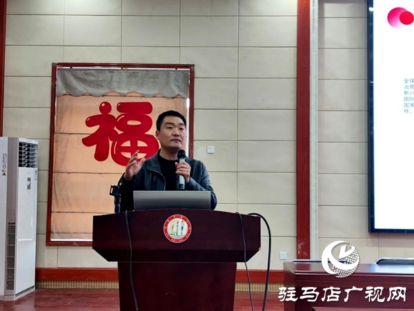 共青團(tuán)平輿縣委在平輿六中開展2025年示范性主題團(tuán)日活動(dòng)  全媒體記者 朱劍鋒 通訊員 楊媚 在第十個(gè)全民國家安全教育日來臨之際，為教育引導(dǎo)全縣廣大團(tuán)員青年深入領(lǐng)會(huì)總體國家安全觀的思想內(nèi)涵，深刻認(rèn)識(shí)總體國家安全觀的實(shí)踐偉力，在維護(hù)國家主權(quán)、安全、發(fā)展利益的火熱實(shí)踐中挺膺擔(dān)當(dāng)，為強(qiáng)國建設(shè)、民族復(fù)興貢獻(xiàn)青春力量，2025年4月14日，共青團(tuán)平輿縣委在平輿縣第六初級(jí)中學(xué)組織開展“國家安全 青春挺膺”主題團(tuán)日活動(dòng)。   以學(xué)為先 筑牢思想根基 會(huì)上，團(tuán)縣委副書記為團(tuán)員青年宣講了國家總體安全觀、國家安全的主要內(nèi)容及維護(hù)國家安全的重要意義，教育引導(dǎo)團(tuán)員青年從小事做起、從我做起，在日常生活中自覺履行國家安全義務(wù)，積極傳播國家安全知識(shí)，為國家安全建設(shè)貢獻(xiàn)自己的力量，攜手共建國家安全偉業(yè)。  以觀明戒 緊繃安全之弦 平輿六中政教副校長結(jié)合案例深入淺出地講解了總體國家安全觀創(chuàng)新引領(lǐng)成就、十年來全民國家安全教育成果以及青少年如何在日常生活中維護(hù)國家安全等多個(gè)方面知識(shí)，使大家對(duì)國家安全有了更加直觀、深刻的認(rèn)識(shí)。  以固促學(xué) 凝聚青春力量 最后，平輿六中黨支部書記對(duì)本次主題團(tuán)日活動(dòng)進(jìn)行總結(jié)發(fā)言，讓學(xué)生們對(duì)國家安全有更深入的了解，以便學(xué)生加強(qiáng)學(xué)習(xí)，提高自身素質(zhì)，樹立正確的國家安全觀，增強(qiáng)責(zé)任感和使命感，積極投身國家安全工作，為維護(hù)國家安全貢獻(xiàn)出自己的力量。國家安全無小事，青春挺膺展擔(dān)當(dāng)。通過此次“國家安全 青春挺膺”示范性主題團(tuán)日活動(dòng)，不僅提高了團(tuán)員青年的國家安全防范意識(shí)，更增強(qiáng)了團(tuán)員青年自覺維護(hù)國家安全的責(zé)任感。下一步，團(tuán)縣委將以此次主題團(tuán)日活動(dòng)為契機(jī)，持續(xù)開展形式多樣、通俗易懂的國家安全教育宣傳活動(dòng)，促進(jìn)廣大團(tuán)員青年牢固樹立正確的國家安全觀，切實(shí)增強(qiáng)團(tuán)員青年維護(hù)國家安全的思想自覺和行動(dòng)自覺，為維護(hù)國家安全和社會(huì)穩(wěn)定貢獻(xiàn)青春力量。