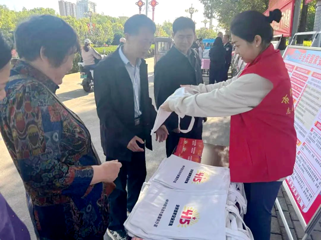 駐馬店市政協(xié)機關(guān)開展全民國家安全教育日宣傳活動