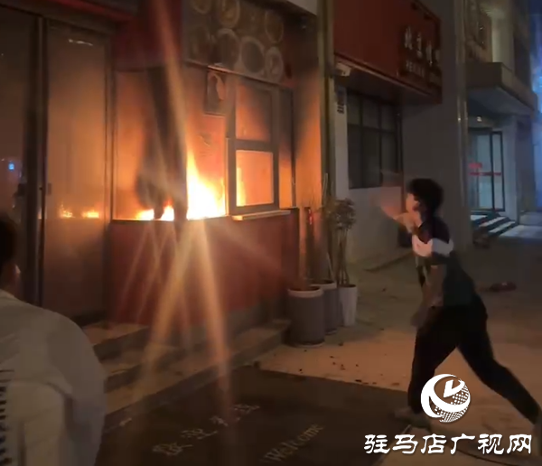 小吃店深夜起火 三青年臨危不懼化險(xiǎn)情 