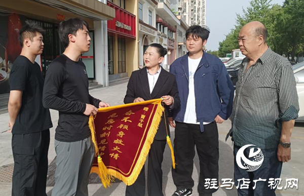 小吃店深夜起火 三青年臨危不懼化險(xiǎn)情 