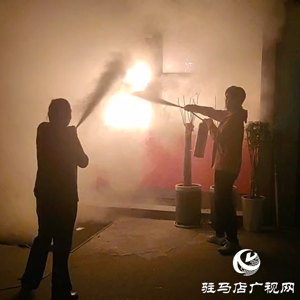 小吃店深夜起火 三青年臨危不懼化險(xiǎn)情 