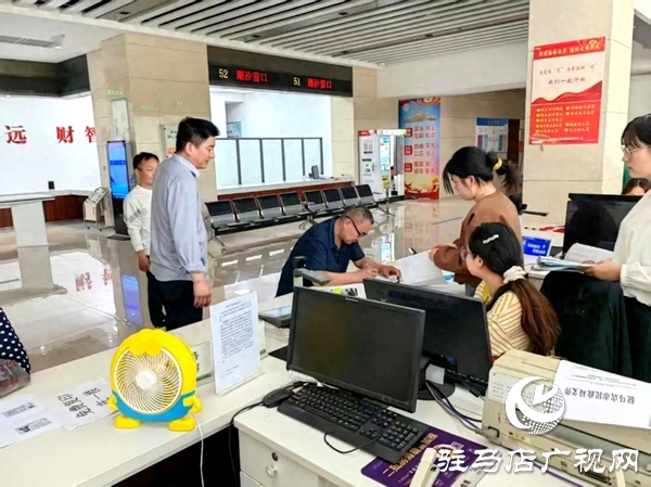 平輿縣民政局局長(zhǎng)檢查指導(dǎo)婚姻登記工作
