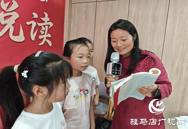 新蔡縣圖書館舉行“文化周末·悅讀”之“誦讀經(jīng)典 禮贊祖國” 誦讀活動(dòng)