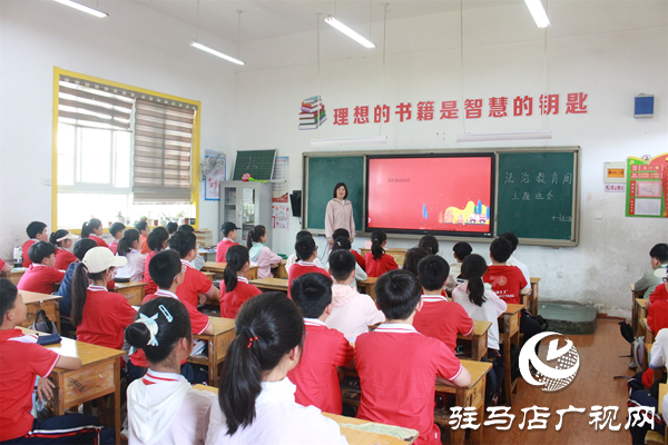 駐馬店市第十一小學(xué)舉行第四屆法治教育宣傳周活動(dòng)?駐馬店市第十一小學(xué)舉行第四屆法治教育宣傳周活動(dòng)????????駐馬店市第十一小學(xué)舉行第四屆法治教育宣傳周活動(dòng)?駐馬店市第十一小學(xué)舉行第四屆法治教育宣傳周活動(dòng)????????