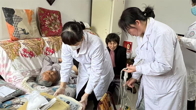  “零距離”守護健康！駐馬店市第二中醫(yī)院新華社區(qū)為失能老人上門體檢