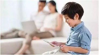 不做“低頭族”！一招教你緩解頸椎前傾