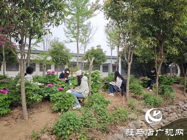 <strong>駐馬店職業(yè)技術(shù)學(xué)院書畫藝術(shù)專業(yè)學(xué)生開展實(shí)踐教學(xué)</strong>