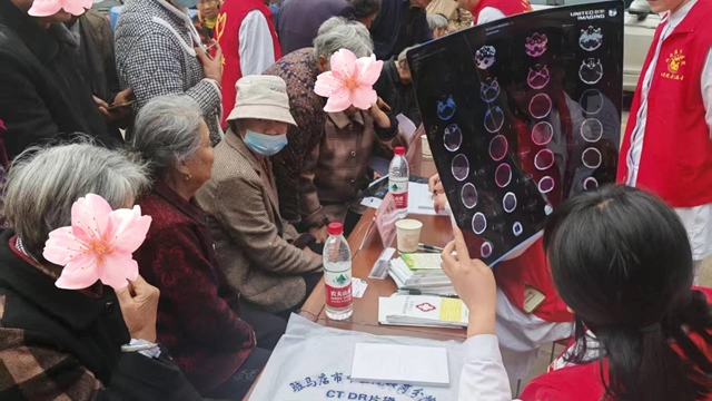駐馬店市中醫(yī)院到新蔡頓崗鄉(xiāng)衛(wèi)生院開展多學(xué)科義診活動