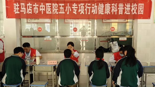 春意融融護(hù)童心 健康種子播校園——駐馬店市中醫(yī)院“送醫(yī)下基層 健康進(jìn)校園”志愿活動走進(jìn)馮張莊小學(xué)