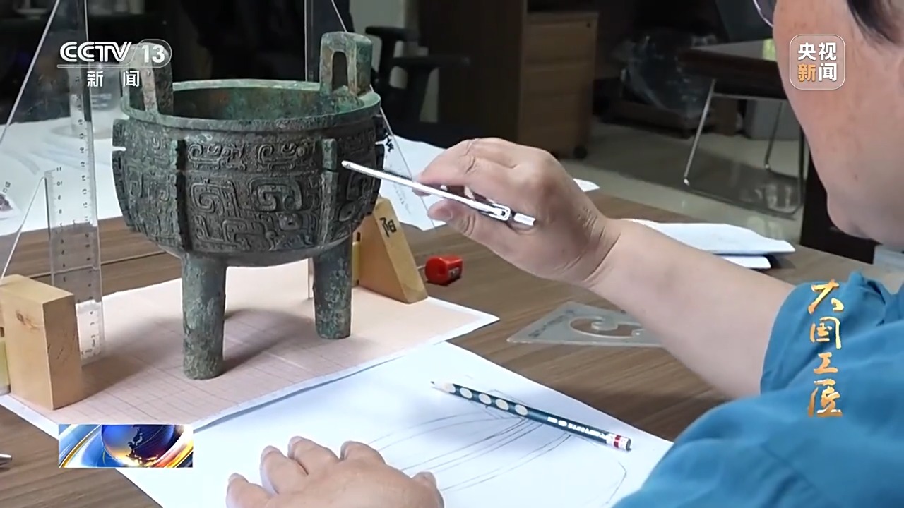 大國(guó)工匠·向新而行丨一片甲骨驚天下 她用墨拓讓商王朝的“朋友圈”清晰可見(jiàn)