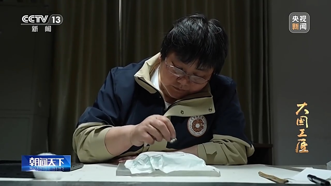 大國(guó)工匠·向新而行丨一片甲骨驚天下 她用墨拓讓商王朝的“朋友圈”清晰可見(jiàn)
