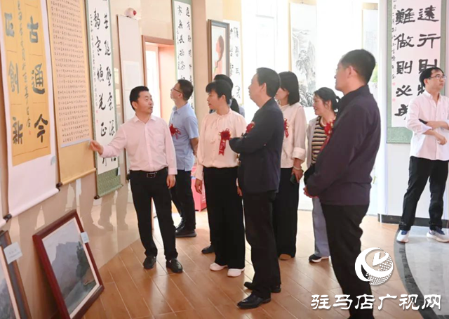 泌陽縣舉行迎“五一”書畫攝影展
