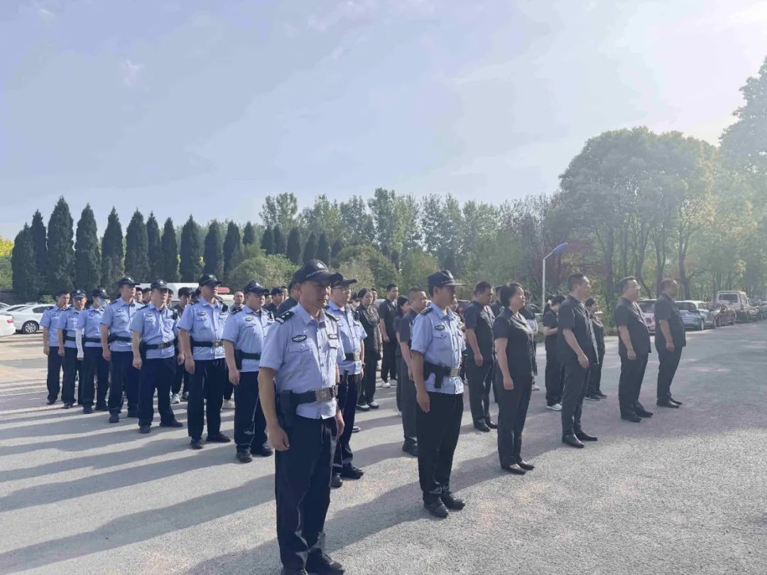 執(zhí)行干警凌晨2:30火車站“深夜獵賴”——驛城區(qū)法院2025年第37次執(zhí)行活動