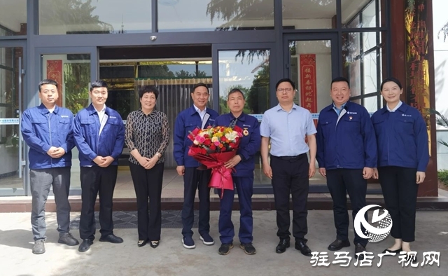  西平縣委副書記吳振國看望慰問全國勞動模范康東華