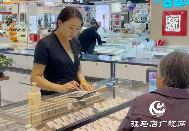 金價(jià)高位運(yùn)行 首飾金“以舊換新”受熱捧