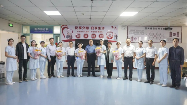  黃淮學(xué)院領(lǐng)導(dǎo)到駐馬店市第一人民醫(yī)院開(kāi)展“5·12”護(hù)士節(jié)慰問(wèn)活動(dòng)