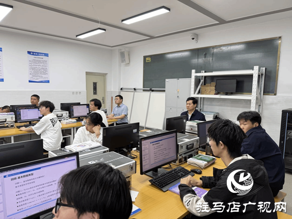 駐馬店職業(yè)技術(shù)學(xué)院黨委書(shū)記蘇新留到信息工程學(xué)院聽(tīng)課調(diào)研