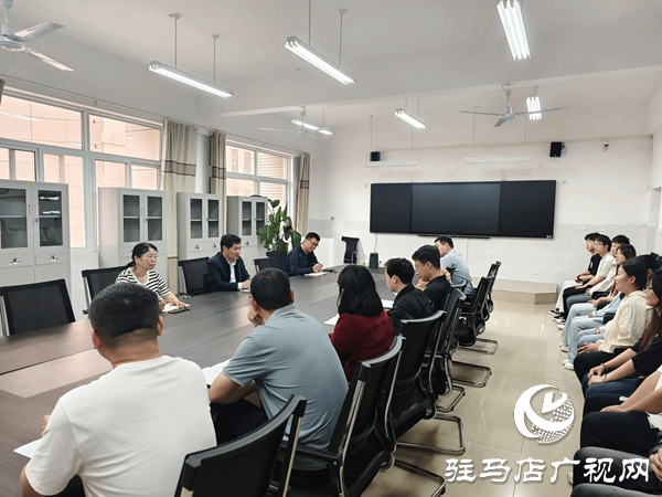 駐馬店職業(yè)技術(shù)學(xué)院黨委書(shū)記蘇新留到信息工程學(xué)院聽(tīng)課調(diào)研