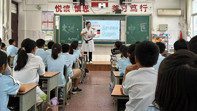  中醫(yī)文化進(jìn)校園，童趣課堂傳國(guó)粹——駐馬店市第二中醫(yī)院走進(jìn)實(shí)驗(yàn)小學(xué)南區(qū)開(kāi)展中醫(yī)科普活動(dòng)