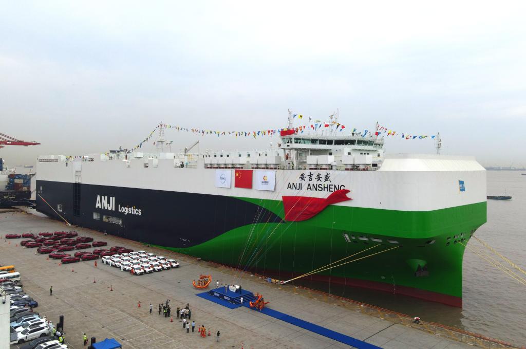 再刷紀(jì)錄！9500車位全球最大汽車運(yùn)輸船上海首航赴歐